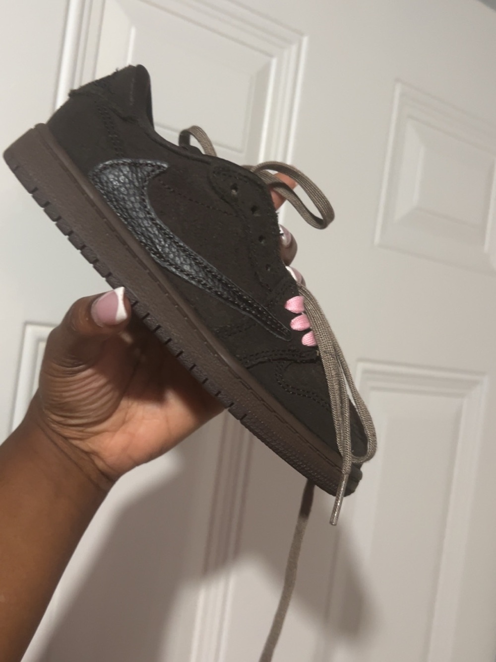 Nike Kids Low-Top Sneakers in Dark Brown with Pink Accent
